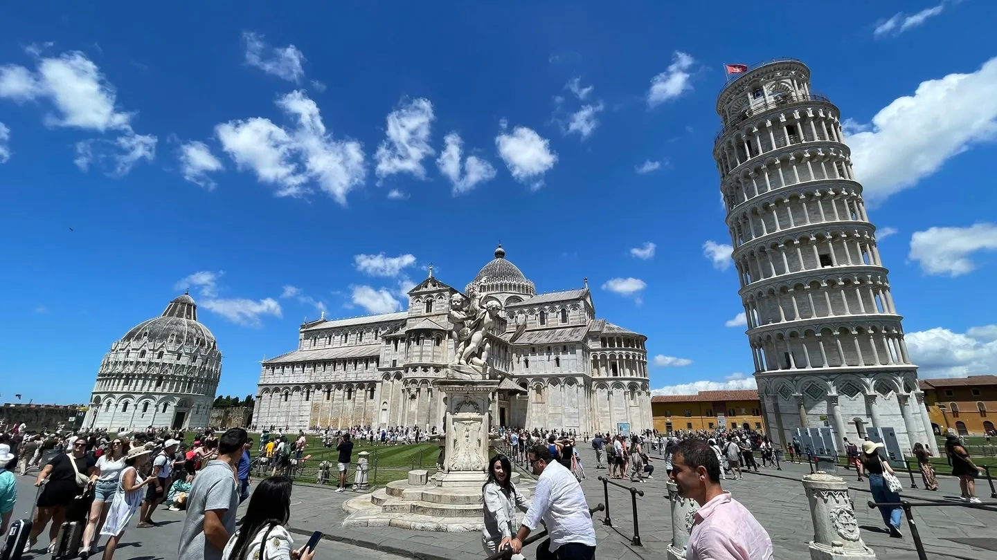 Pisa VR Travel - Climb the leaning tower cover image