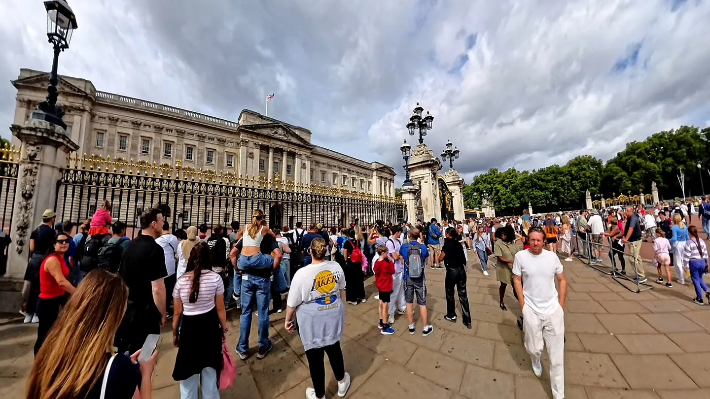 London Walking Like A Tourist - VR Travel trailer 0